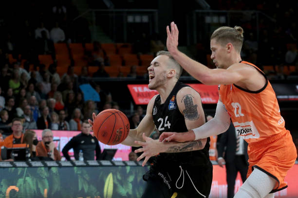 他们过于依 他们过于依